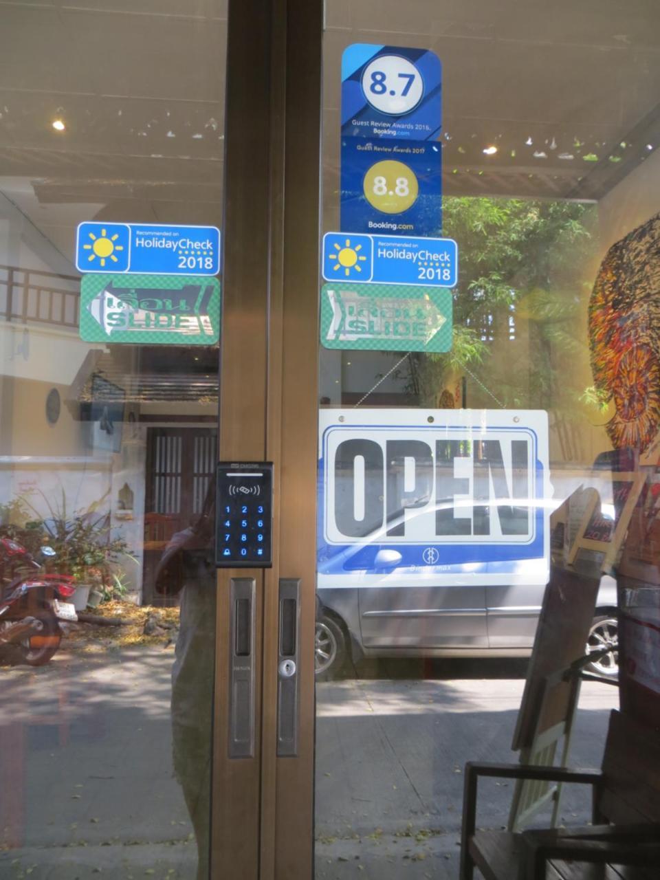 La Maison Verte Hostel Chiang Mai Bagian luar foto