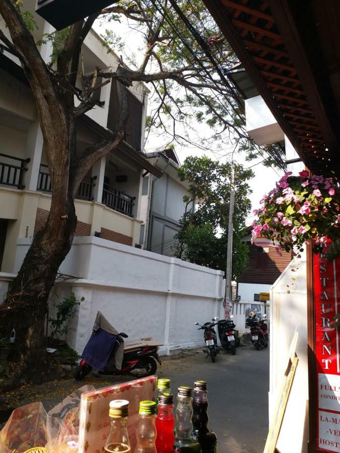 La Maison Verte Hostel Chiang Mai Bagian luar foto