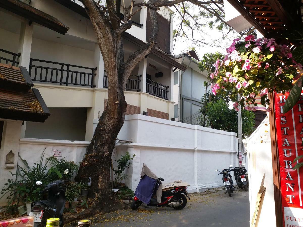 La Maison Verte Hostel Chiang Mai Bagian luar foto